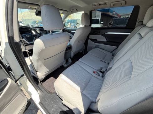Used 2019 Toyota Highlander LE FWD image 17
