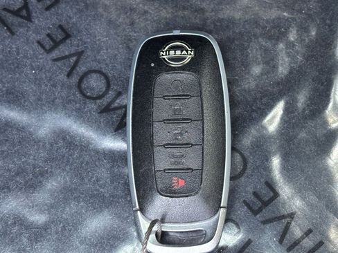 Used 2025 Nissan Rogue SV FWD image 25