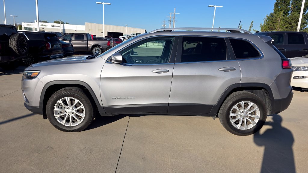 Used 2019 Jeep Cherokee Latitude w/ Cold Weather Group AWD/4WD image 2