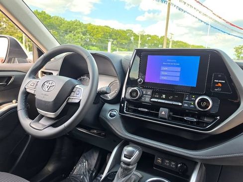Used 2023 Toyota Highlander LE AWD/4WD image 13