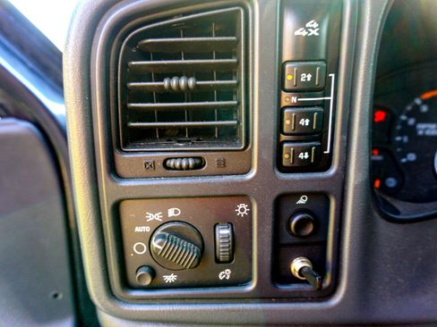 Used 2005 Chevrolet Silverado 2500 LS w/ Heavy-Duty Power Package image 18