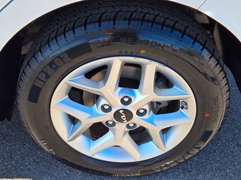 Used 2023 Kia Soul LX w/ LX Technology Package image 11