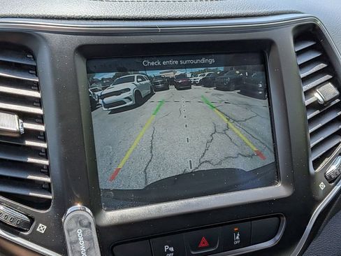 Certified 2021 Jeep Cherokee Latitude Lux w/ Sun & Sound Group AWD/4WD image 19