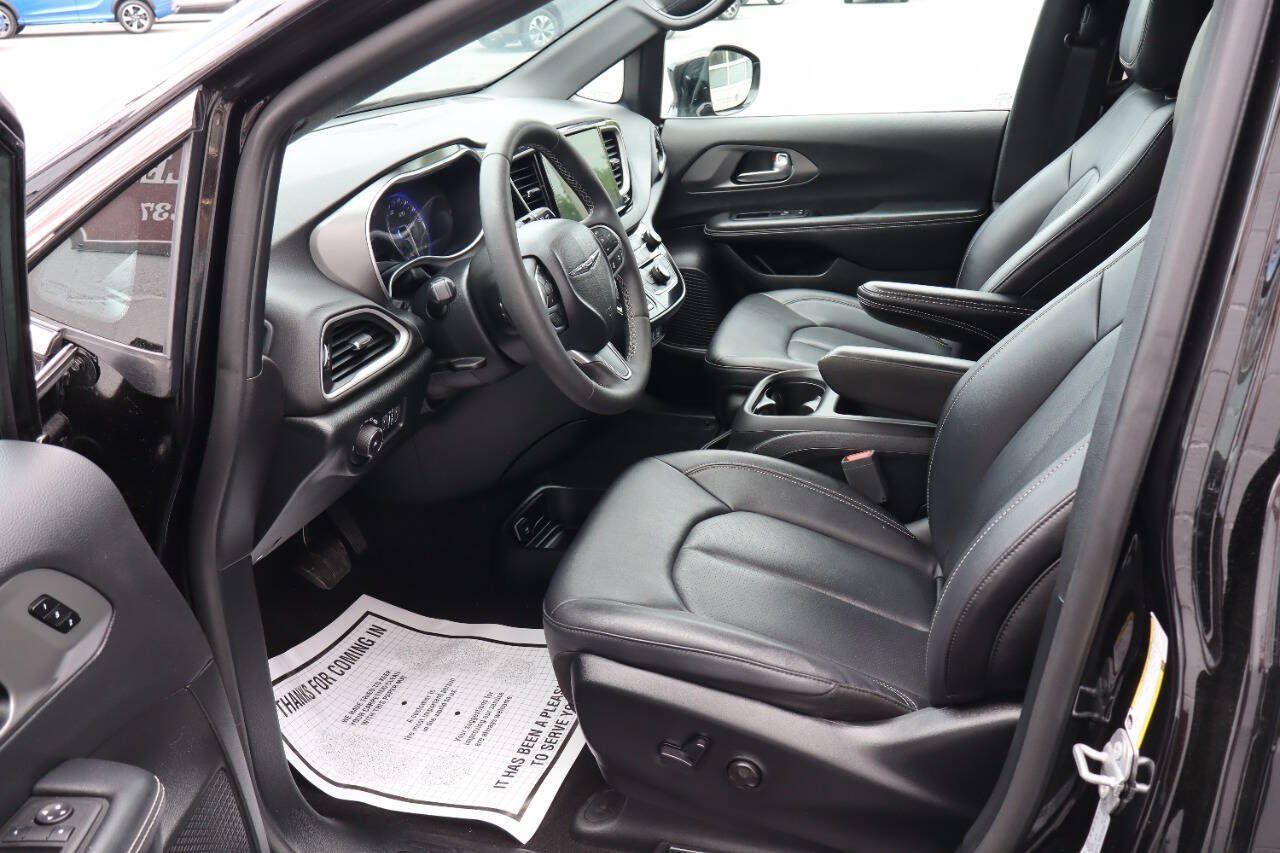Used 2025 Chrysler Pacifica Select FWD image 6