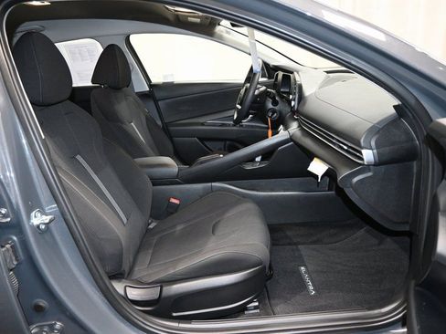 Used 2025 Hyundai Elantra SE image 10