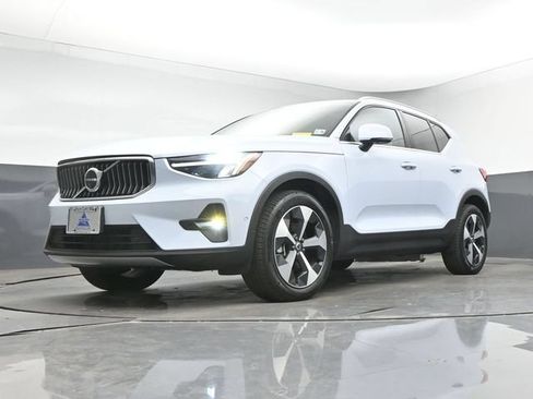 Used 2025 Volvo XC40 B5 Plus AWD/4WD image 13
