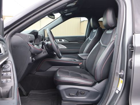 Used 2025 Ford Explorer ST image 11