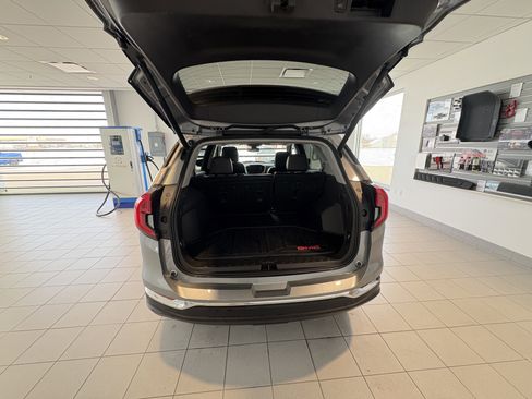 Used 2024 GMC Terrain SLT w/ Infotainment Package II image 5