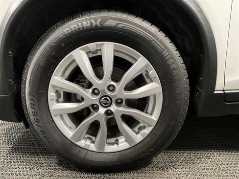 Used 2018 Nissan Rogue SV image 15