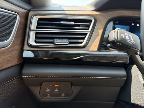 Used 2024 Volkswagen Atlas SE FWD image 18