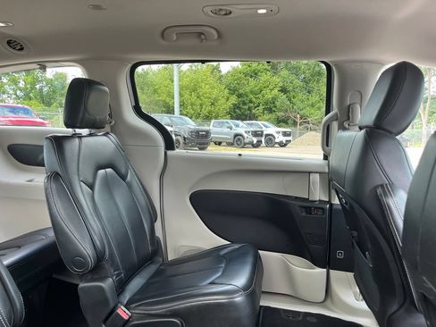 Used 2023 Chrysler Pacifica Touring-L FWD image 42