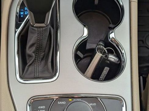 Used 2018 Jeep Grand Cherokee Limited w/ Luxury Group II image 24