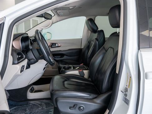 Used 2017 Chrysler Pacifica Touring-L FWD image 12