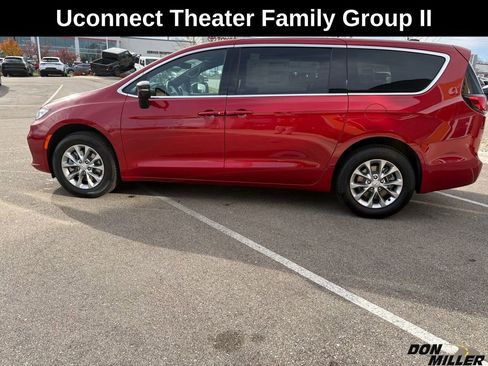New 2026 Chrysler Pacifica Select image 4