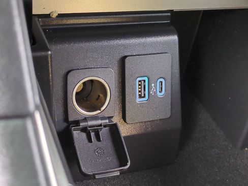 Used 2021 Ford Explorer XLT image 21