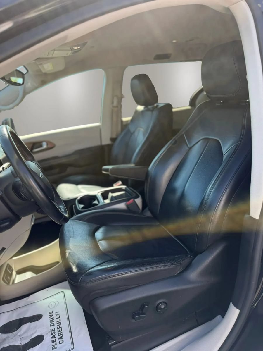Used 2017 Chrysler Pacifica Touring-L w/ Tire & Wheel Group FWD image 15