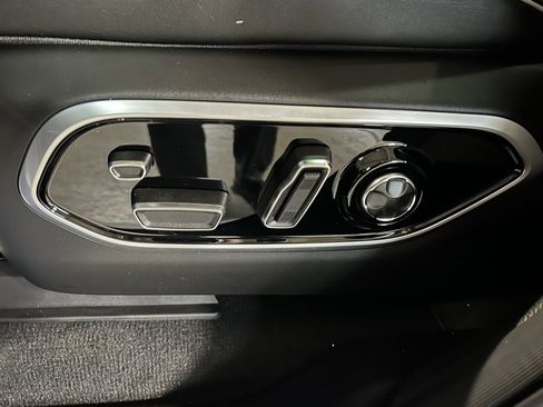 New 2025 Jeep Grand Cherokee Summit image 32