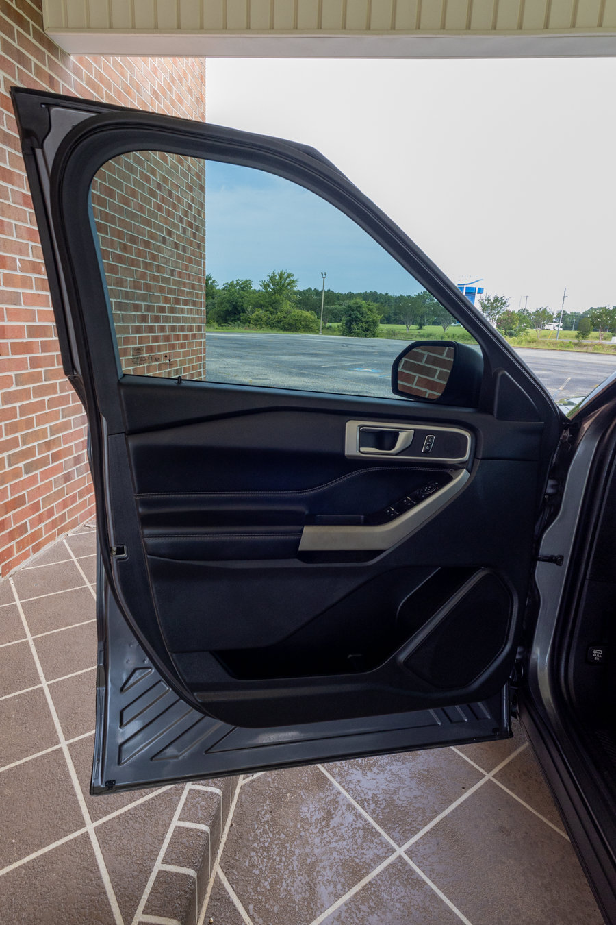 Used 2022 Ford Explorer XLT w/ Equipment Group 202A RWD image 9