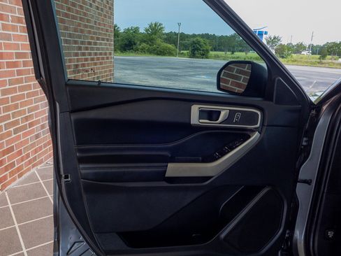 Used 2022 Ford Explorer XLT w/ Equipment Group 202A image 9