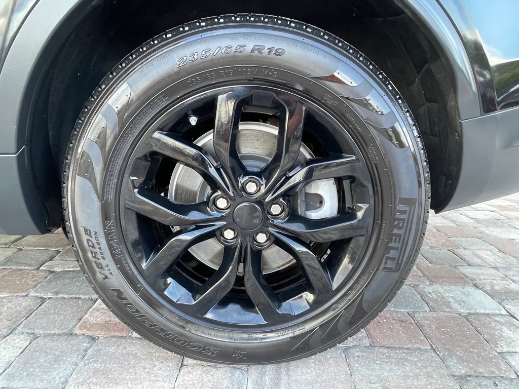 Used 2017 Land Rover Discovery SE AWD/4WD image 9