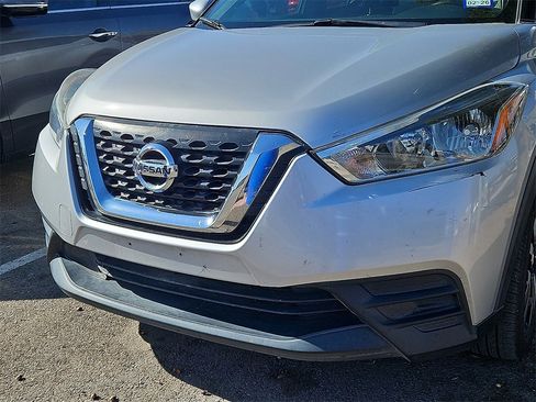 Used 2019 Nissan Kicks SV image 2