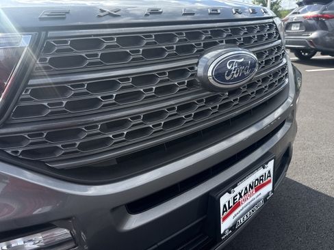 Used 2022 Ford Explorer XLT w/ Equipment Group 202A AWD/4WD image 29