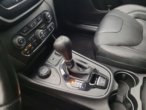 Used 2019 Jeep Cherokee Limited AWD/4WD image 26