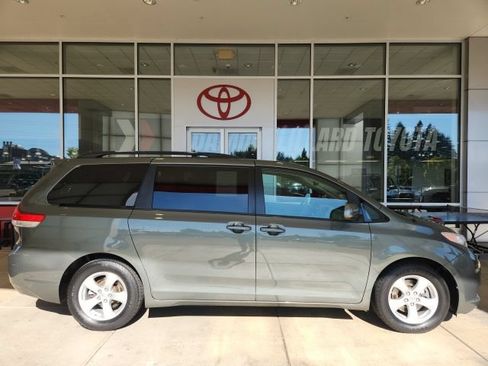 Used 2013 Toyota Sienna LE w/ Towing Pkg FWD image 3