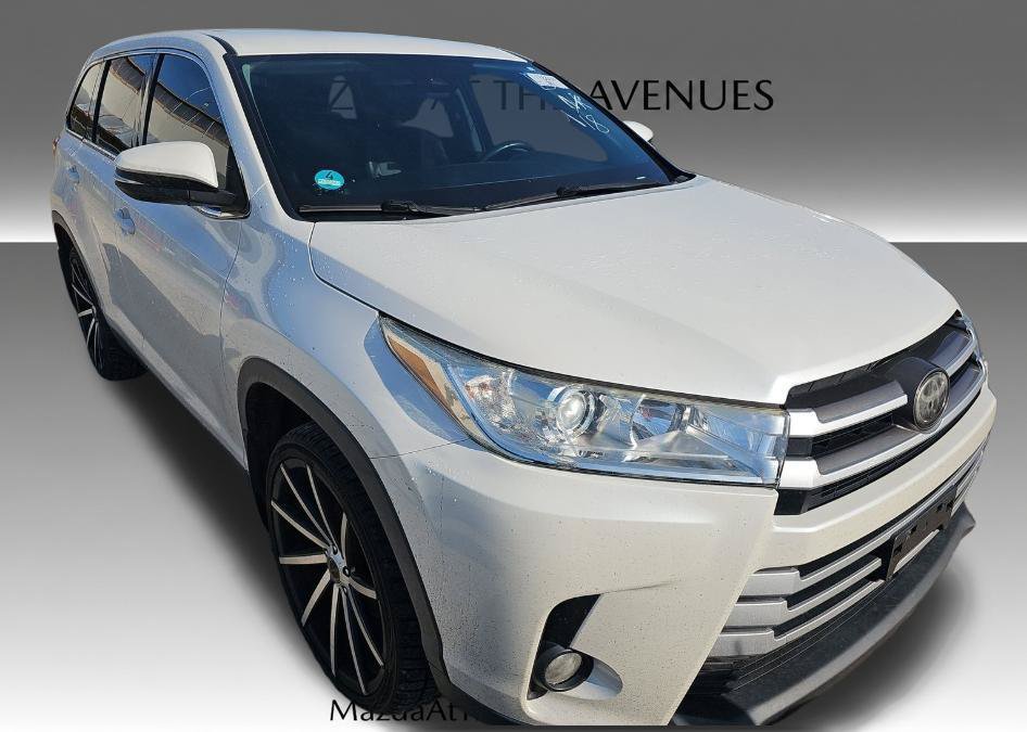 Used 2019 Toyota Highlander Plus AWD/4WD image 1