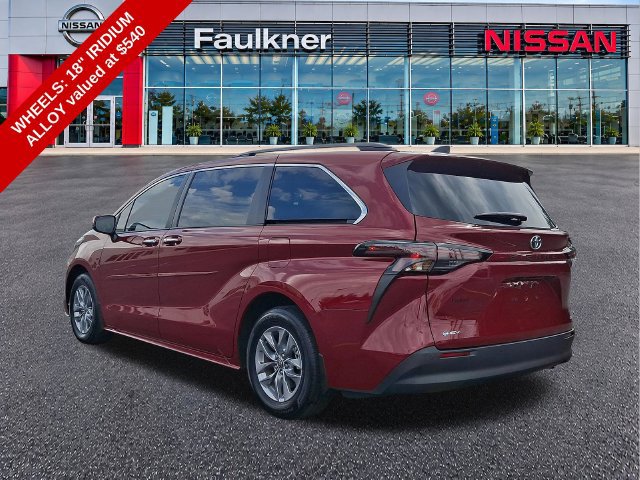 Used 2026 Toyota Sienna XLE FWD image 4