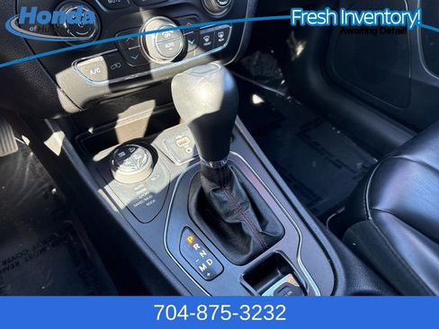 Used 2019 Jeep Cherokee Trailhawk w/ Cold Weather Group image 28