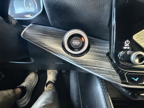 Used 2023 Jeep Wagoneer L Series III w/ Preferred Equipment Group image 16