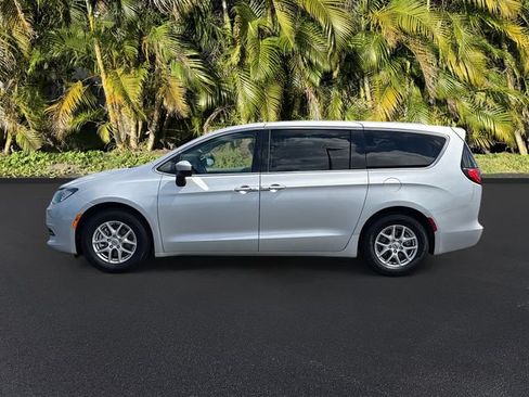 Used 2023 Chrysler Voyager LX FWD image 9