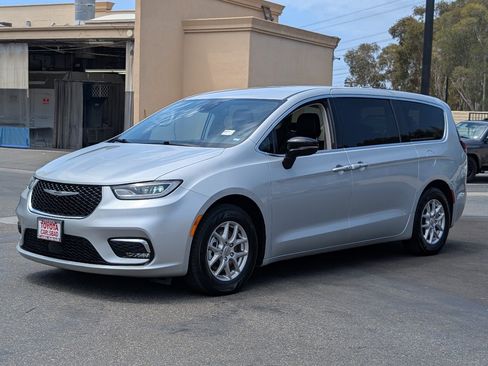 Used 2024 Chrysler Pacifica Touring-L FWD image 12