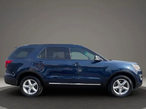 Used 2017 Ford Explorer XLT w/ Equipment Group 202A image 4