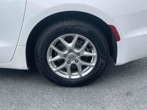 Used 2024 Chrysler Pacifica Touring-L image 13