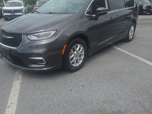 Used 2023 Chrysler Pacifica Touring-L FWD image 4