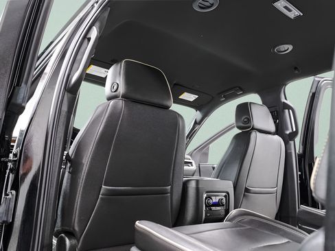 Used 2023 Chevrolet Suburban Premier AWD/4WD image 27