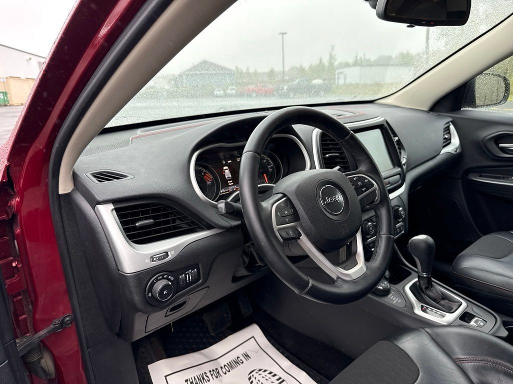 Used 2017 Jeep Cherokee Trailhawk AWD/4WD image 23