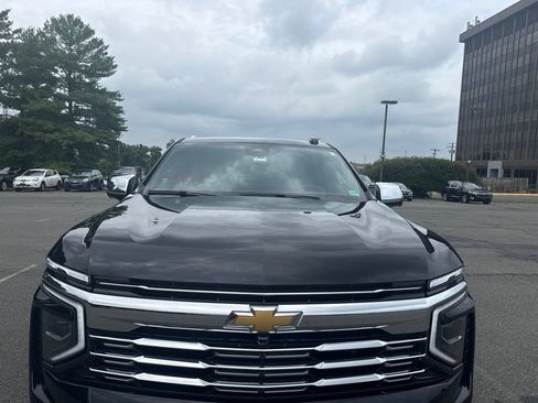 Used 2025 Chevrolet Suburban Premier RWD image 4