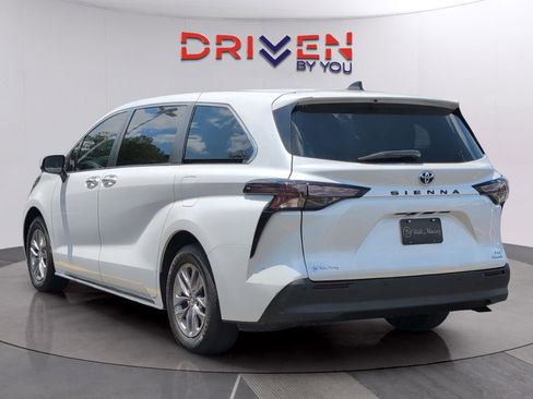 Used 2024 Toyota Sienna XLE FWD image 3