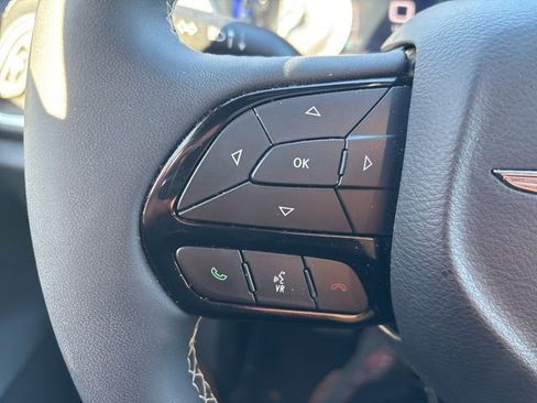 Used 2025 Chrysler Pacifica Limited image 21