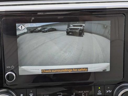 Used 2025 Toyota Highlander XLE FWD image 24