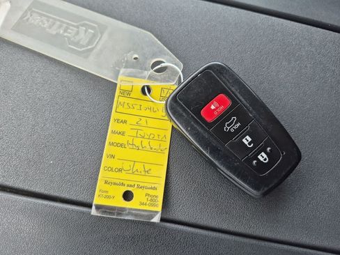 Used 2021 Toyota Highlander XLE AWD/4WD image 33