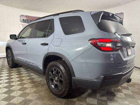 Used 2025 Honda Pilot TrailSport image 6