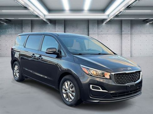 Used 2019 Kia Sedona LX image 2