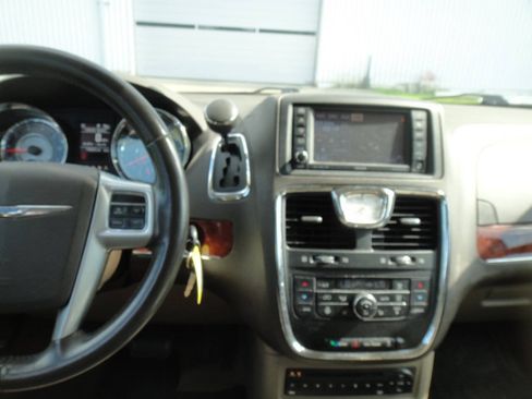 Used 2013 Chrysler Town & Country Touring-L w/ Entertainment Group #2 FWD image 11