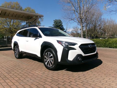 Used 2023 Subaru Outback Premium image 2
