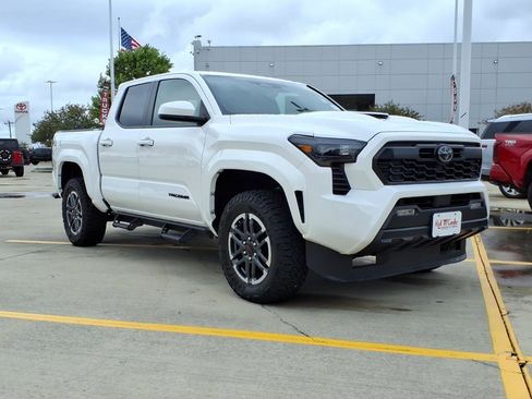 Used 2025 Toyota Tacoma TRD Sport AWD/4WD image 3