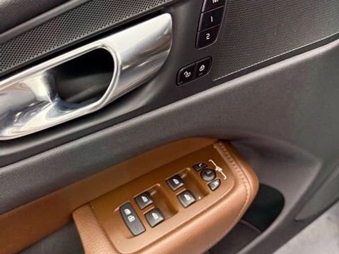 Used 2021 Volvo XC60 T5 Momentum image 36